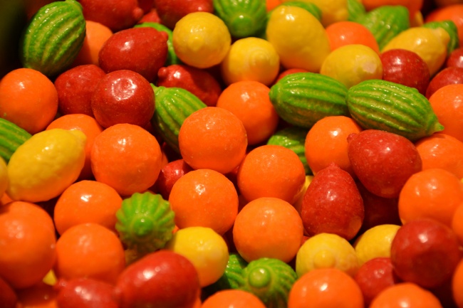 水果形状的彩色糖果图片