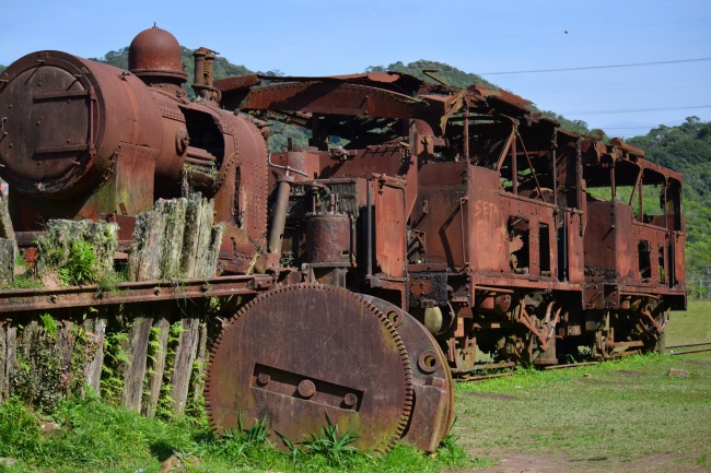废弃蒸汽机车图片