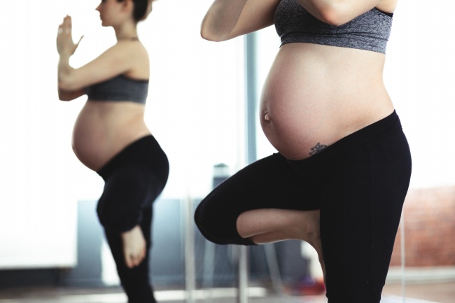 孕妇简单瑜伽动作图片