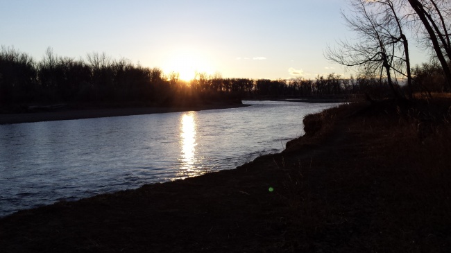 河上日落景观图片