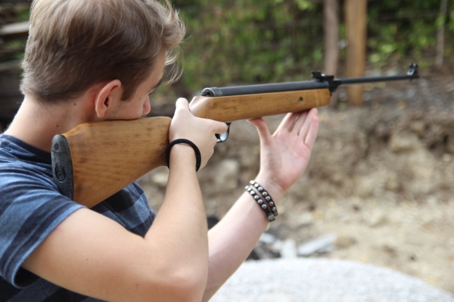 持枪射击男子图片