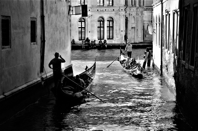 威尼斯水城黑白图片