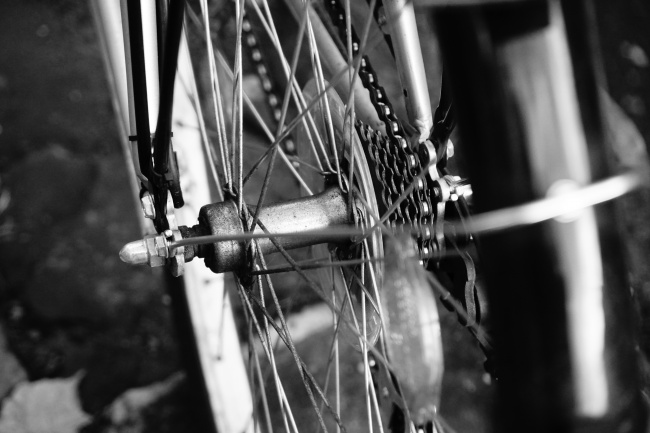 自行车黑白车轮图片