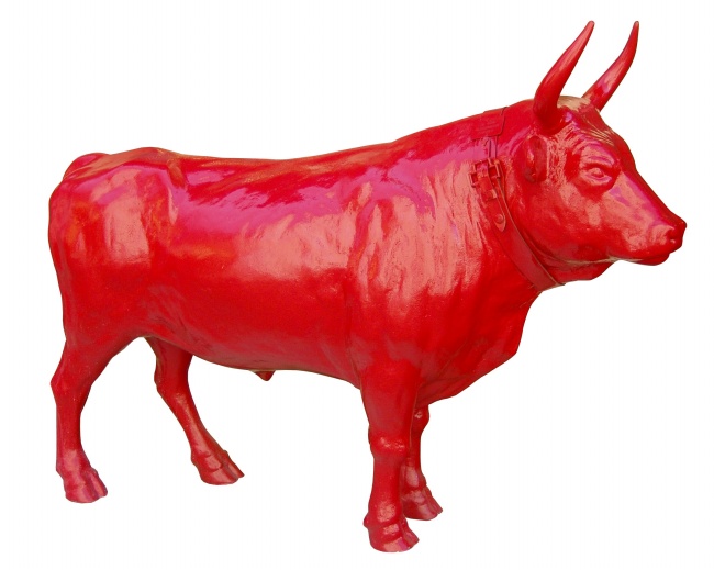 红色公牛塑像图片