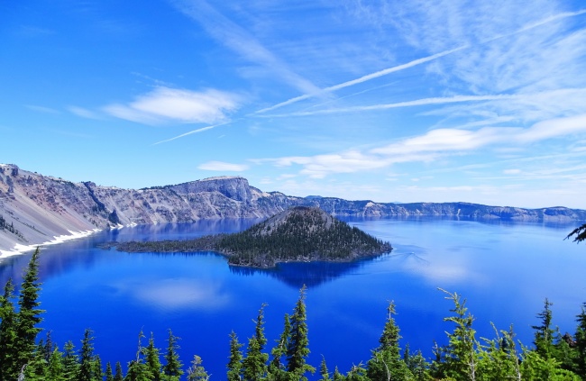 蓝色湖泊唯美风景图片