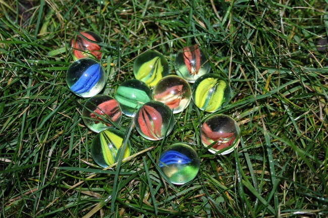 草地多彩玻璃球图片