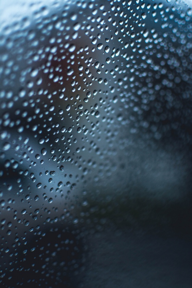 玻璃窗外雨滴背景图片