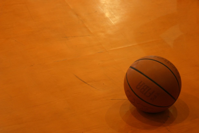 地面篮球图片
