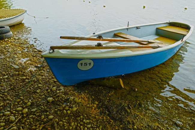 湖边停靠小船图片