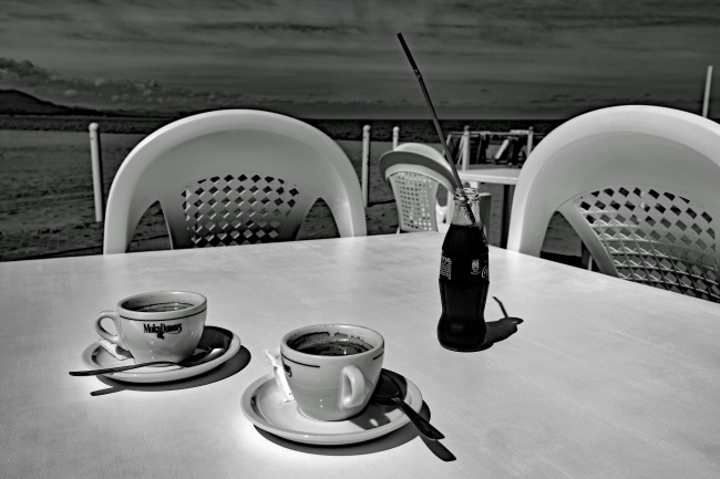 海滩咖啡馆黑白图片