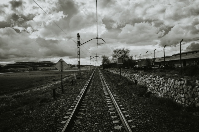 铁路黑白风景图片