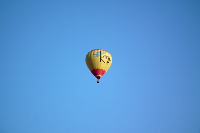 天空飞的热气球图片