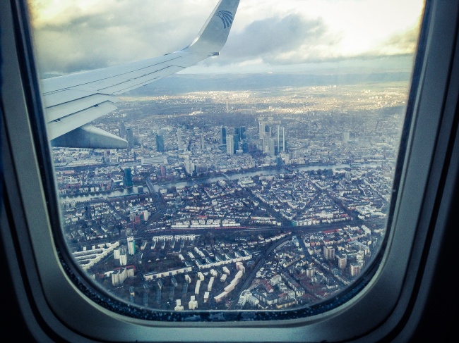 飞机窗外的建筑风景图片