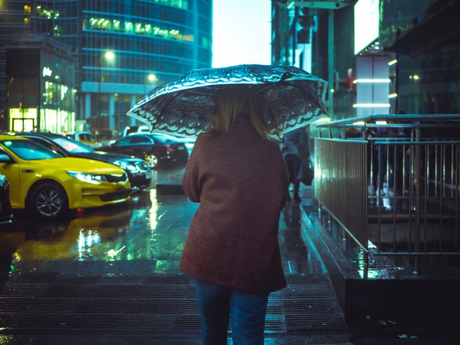 一个人下雨打伞背影图片