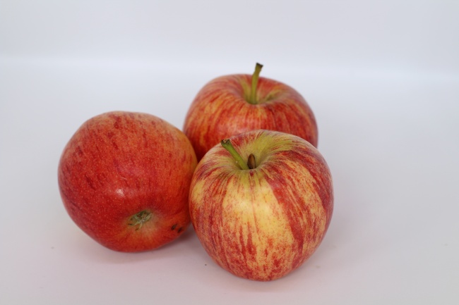 三个红苹果摄影图片