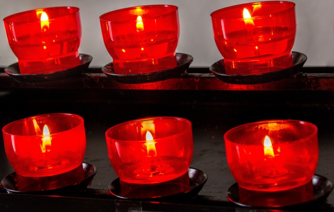 红色蜡烛火焰图片