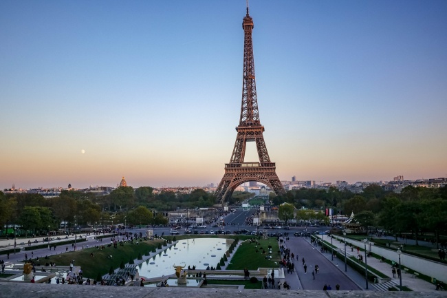 巴黎广场铁塔全景图