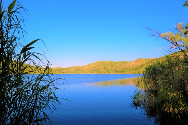 蔚蓝湖泊风景图片