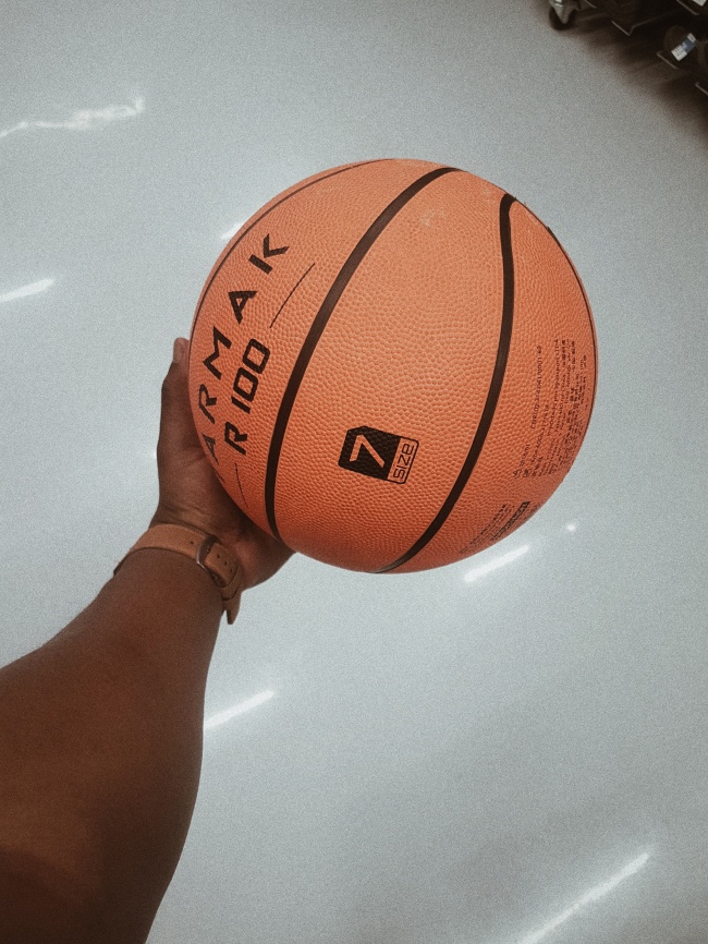 一只手拿篮球图片