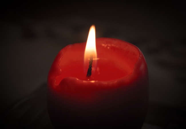 红蜡烛燃烧火焰图片