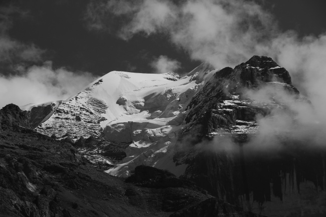 黑白雪山风景图片