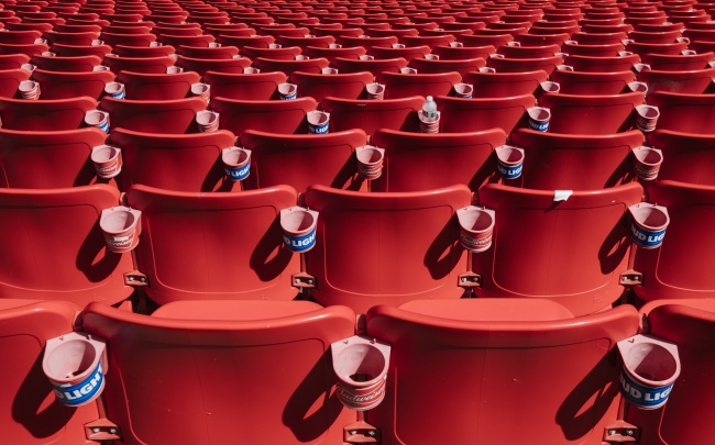 观众席红色塑料座椅图片