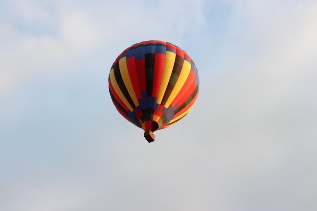 高空彩色热气球图片