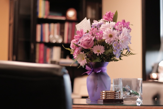办公室桌上鲜花图片