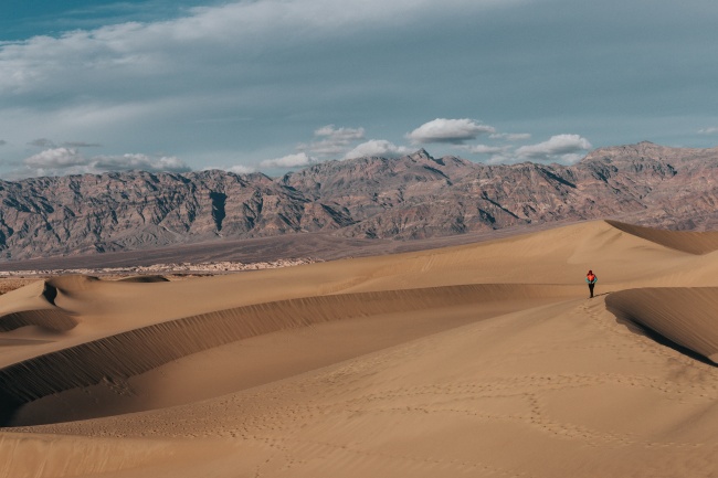 行走沙漠风景图片