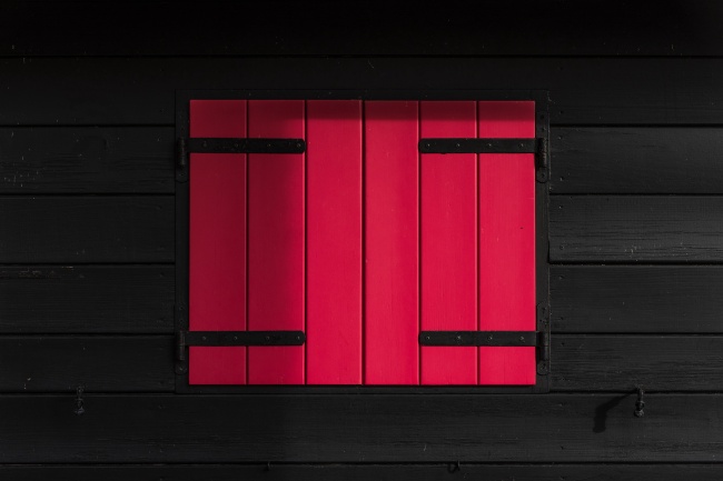 红色木头窗户图片