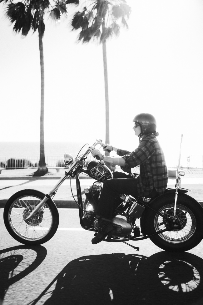 骑摩托车黑白人物摄影