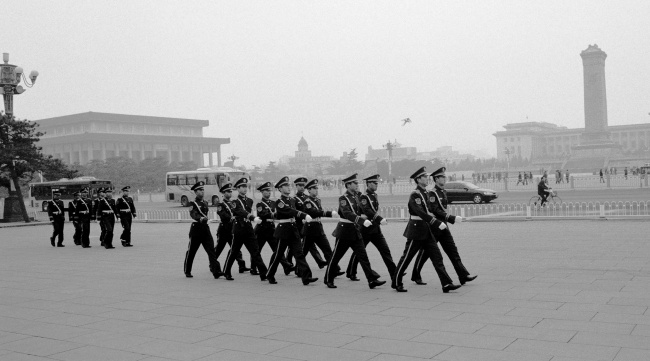 军人广场步操黑白图片