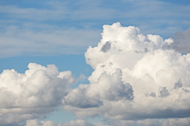 高空白云云团图片