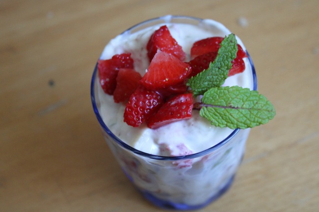 冰激凌草莓甜点图片