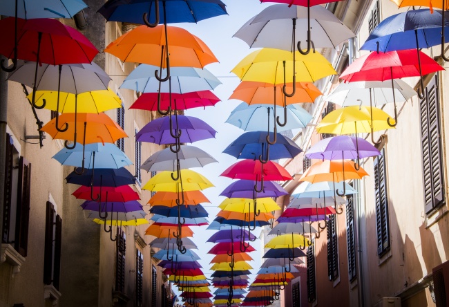 街边雨伞天幕图片