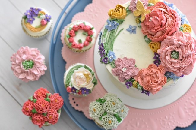 鲜花装饰奶油蛋糕图片