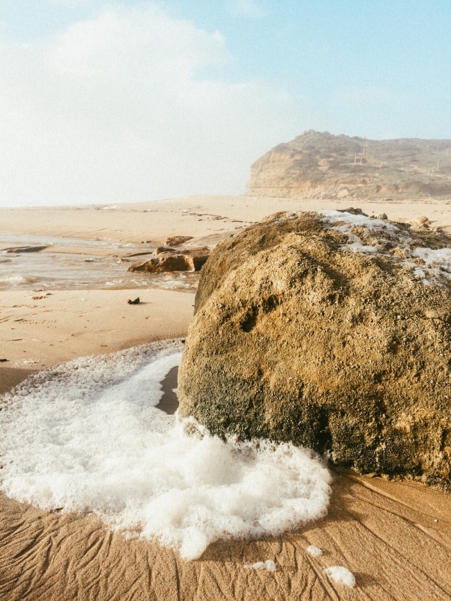 沙滩风化的石头图片