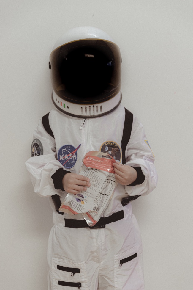 宇航员穿太空服图片