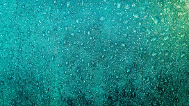 蓝色雨滴玻璃背景图片