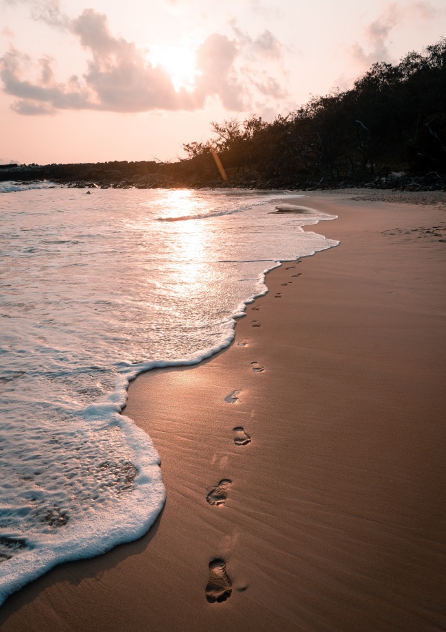 日落海边沙滩风景图片