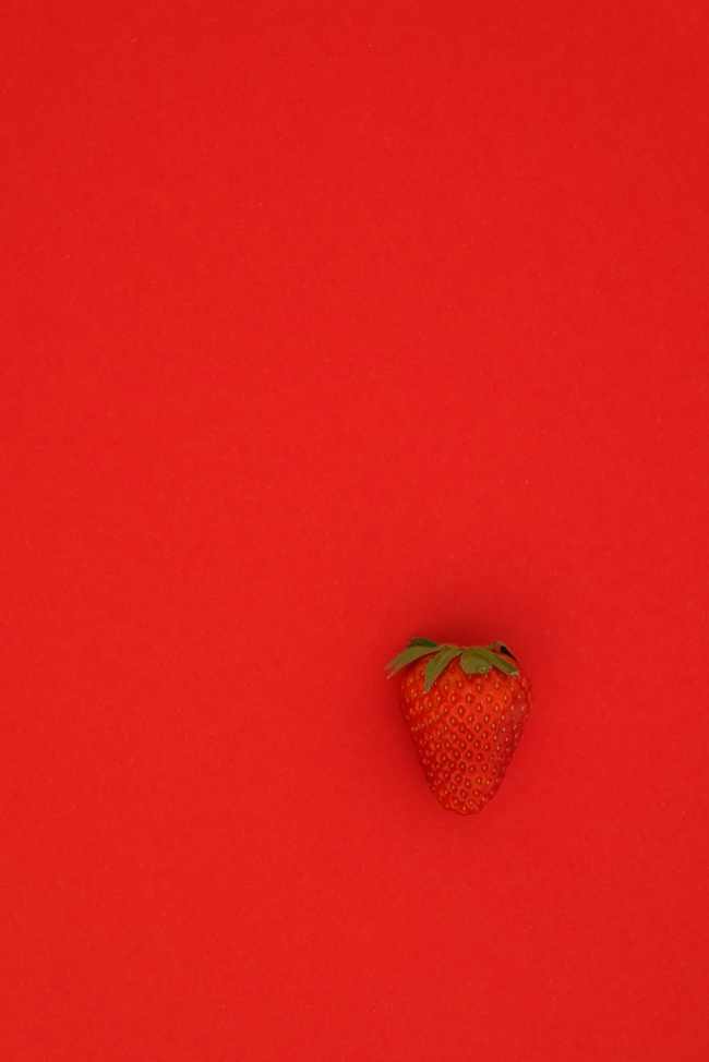 新鲜草莓红色背景图片