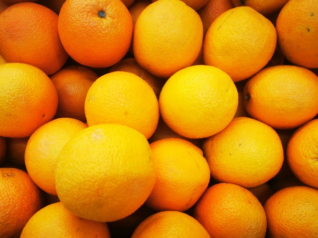 黄色新鲜橙子图片