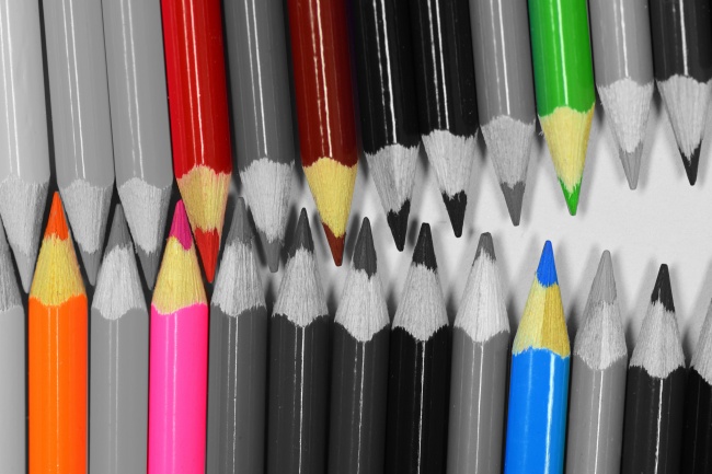 彩色铅笔整齐排放图片
