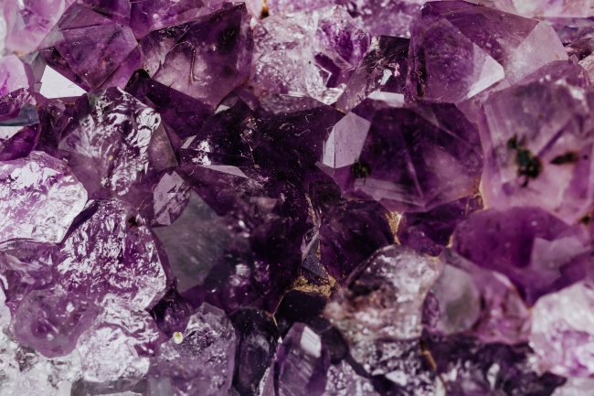 紫色水晶石图片