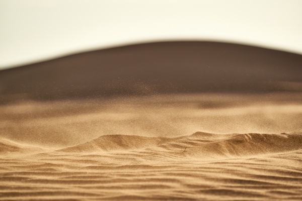 沙漠尘土飞扬图片