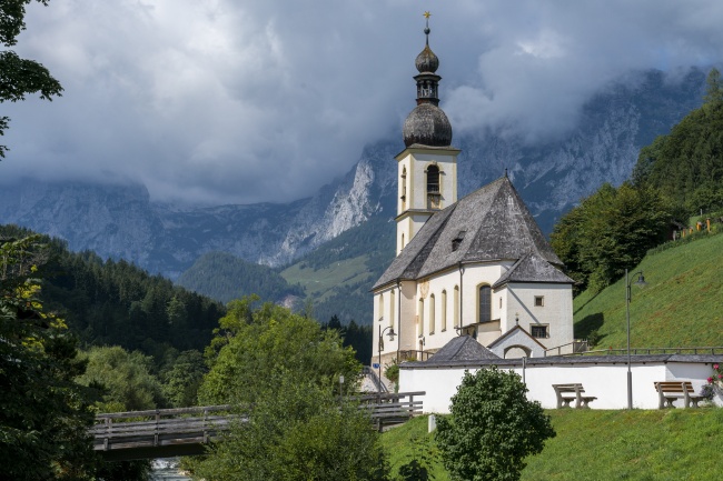 山中小型教堂图片