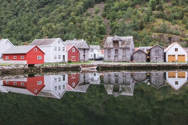 欧洲湖边木质房屋图片