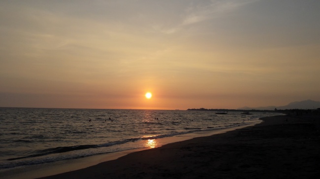 沙滩海面日落图片