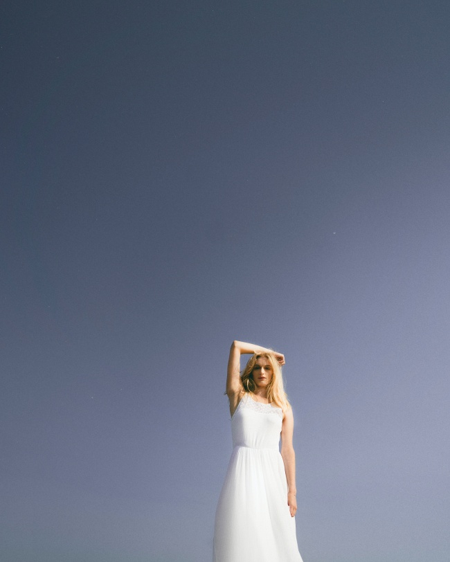 白色连衣裙美女写真图片