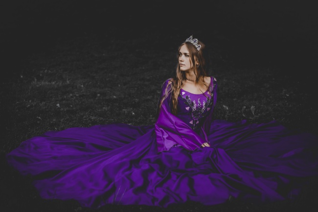 紫色公主裙婚纱美女图片